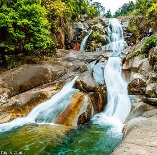 Khe Van Waterfall is ideal for swimming