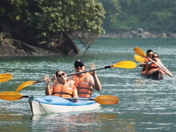 Foreign tourists rowing to enjoy sightseeing of Lan Ha bay in Cat Hai island district, Hai Phong city. (Photo: VNA)
