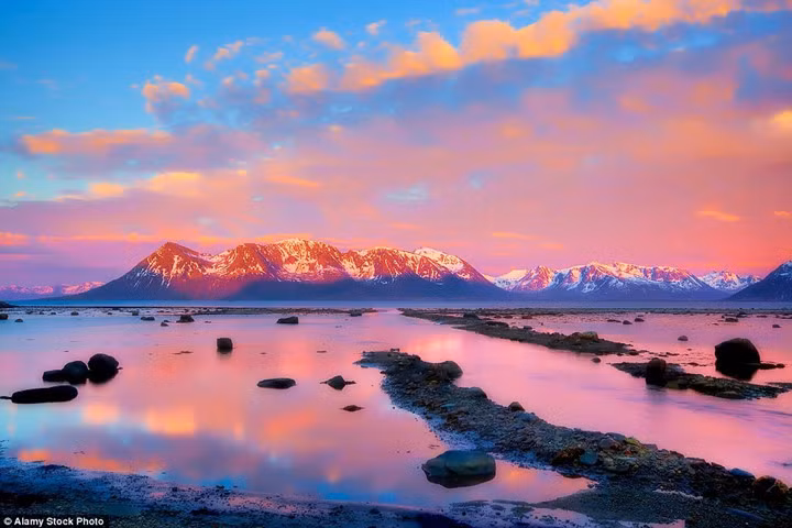 In Norway, between late May and mid-July, the sun never fully goes down due to its position north of the Arctic Circle. The resulting colours form a phenomenon known as the 'midnight sun' 