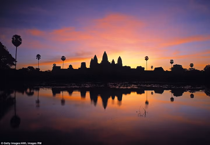  15 most breath-taking sunsets on earth hinh 3 Similarly, a body of water in front of any exotic monument will create an awe-inspiring mirage come sundown, seen here at the Angkor Wat temple complex in Cambodia