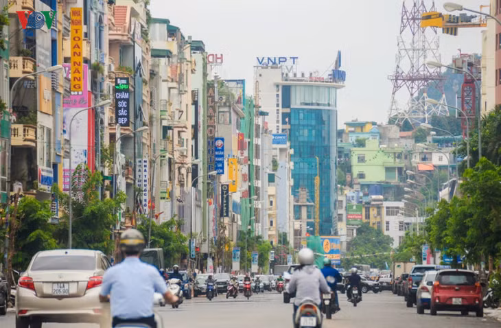  The sea brings a gentle breeze to the city’s roads.