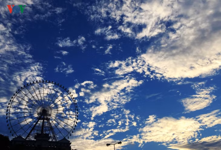 Between blue skies and the tranquil seas an atmosphere of peace abounds. 
