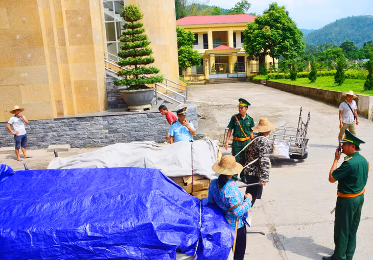 Fucntional authority were checking the exports and imports through the Hoanh Mo Boreder Gate