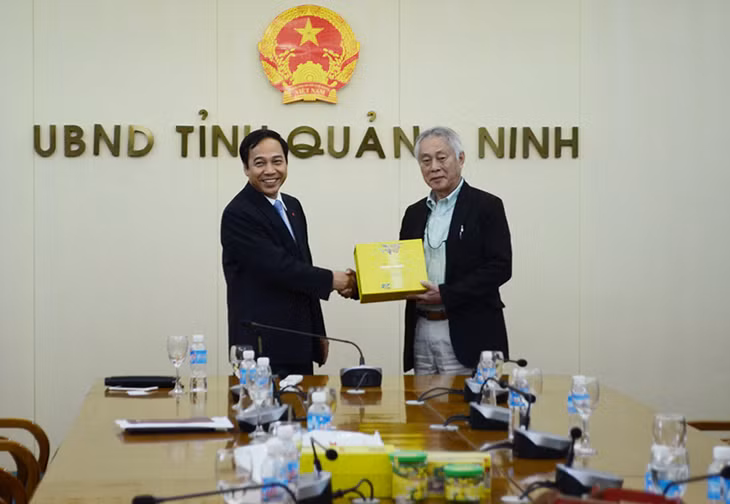 Vice Chairman of Quang Ninh Provincial People’s Committee Dang Huy Hau presented a gift to Chairman of the Oita OVOP International Exchange Promotion Committee Tadashi Uchida