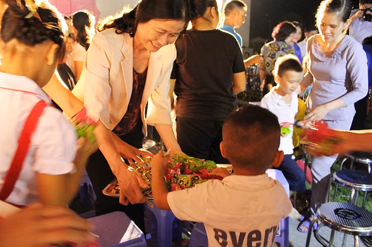 Deputy Secretary of the Quang Ninh Provincial Party’s Committee Do Thi Hoang presented Mid-Autumn fest gifts to the children in Dam Ha distict. 