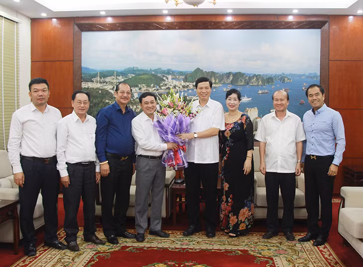 Chairman of Quang Ninh Provincial People’s Committee Nguyen Duc Long presented flowers to Quang Ninh Enterprise Association .
