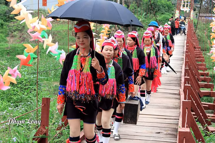 Local people cross the brigde to Ha Lau Market.