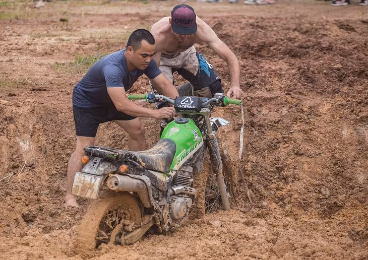 Some riders had to ask for help from rescue forces to bring the motorbikes out of the competition area.