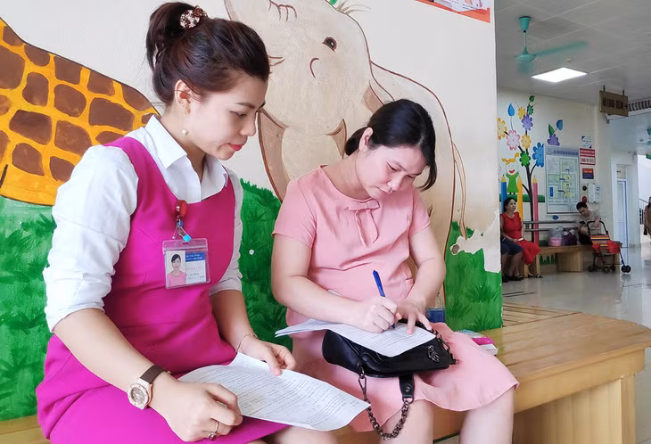 A medical staff collect feedback of a customer.