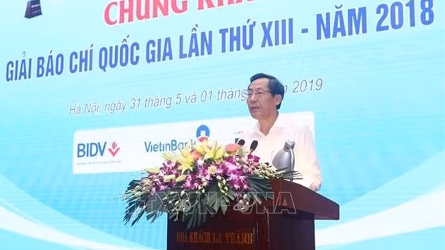 Nhan Dan's Editor-in-chief Thuan Huu speaking at the final round of the National Press Awards. (Photo: VNA)