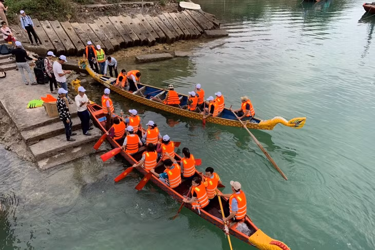 Tourists row boats on Mang River.