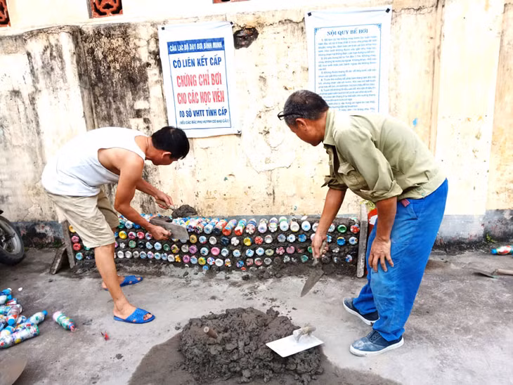 Building a bench from eco-bricks in Ha Trung Ward, Ha Long City