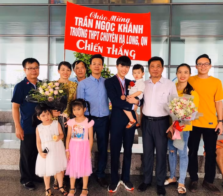 Khanh was warmly received by his family and principal on the morning of June 5 when coming back from EuPhO.