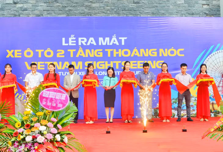 The ribbon-cutting ceremony to launch the sightseeing tour.