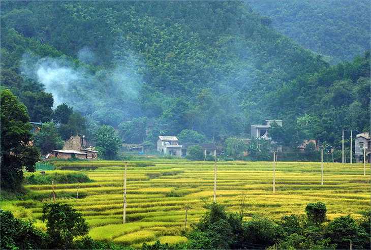 Ngắm cảnh đồng quê với khói lam chiều khiến ta không khỏi nao lòng.