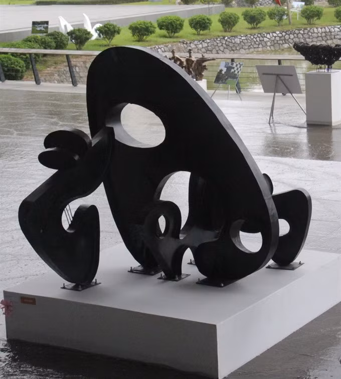 Pure form: The exhibition features 68 best works out of 578 entries sent to the arts council, 15 among them were awarded by the ministry. - Photo cinet.vn