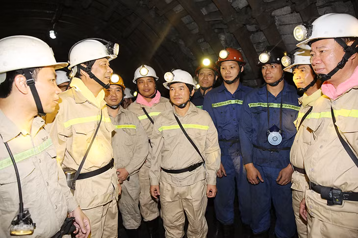 Quang Ninh's Party leader Nguyen Van Doc met miners of the Khe Cham Coal Company.