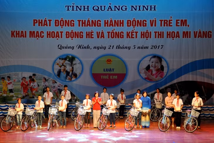The Provincial Fund for Supporting Children presented 50 bikes to the children in difficult circumstances in Hoanh Bo district and Quang Yen town