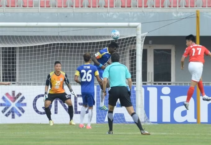 Quang Ninh Coal’s striker Mac Hong Quan (right) heads a ball during the match between Quang Ninh Coal and Yadanarbon in AFC Cup group round match. — Photo the-afc.com