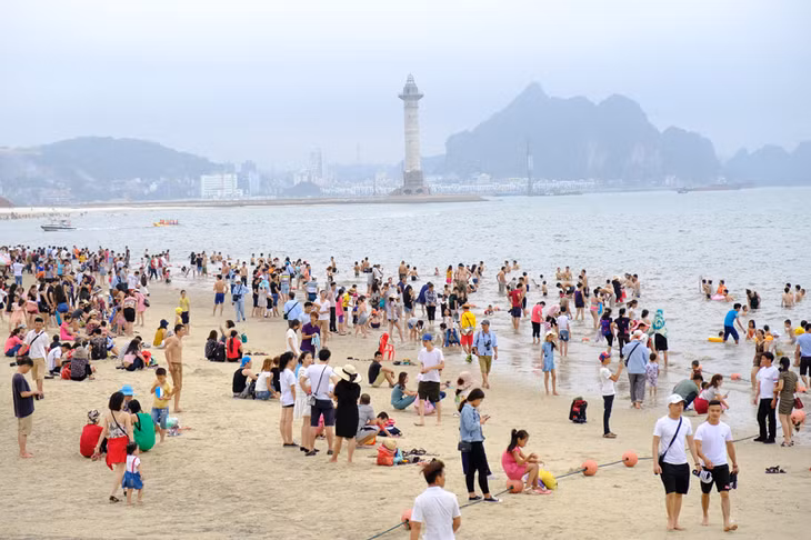 Ha Long beach is always an ideal tourist attraction in Quang Ninh that allures a great deal of visitors on the holidays.