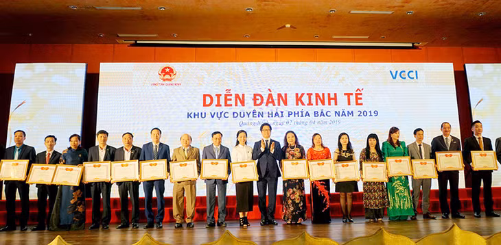 54 enterprises were granted certificates of merit for their excellent achievements in their production and trading.