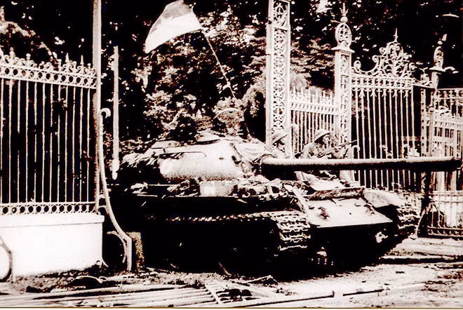 National strength makes Reunification Day - ảnh 1 Liberation Army’s tank storms Independence Palace April 30, 1975 (Photo: Tran Mai Huong)