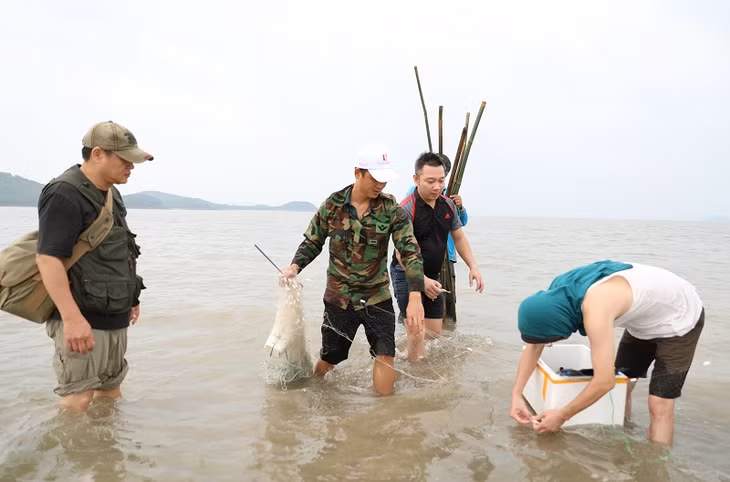 Tourists experience catching fish like local fishermen.