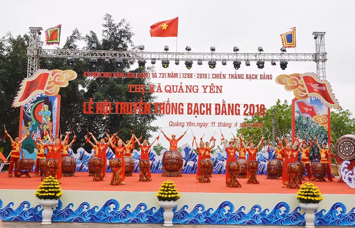 The 2019 Bach Dang traditional festival officially opened in the town of Quang Yen on April 11, attracting a large number of province-wide and nationwide visitors tomark the 1081th (938-2019) and 731th (1288-2019) anniversaries of Bach Dang Victory in Yen Giang ward, Quang Yen town.