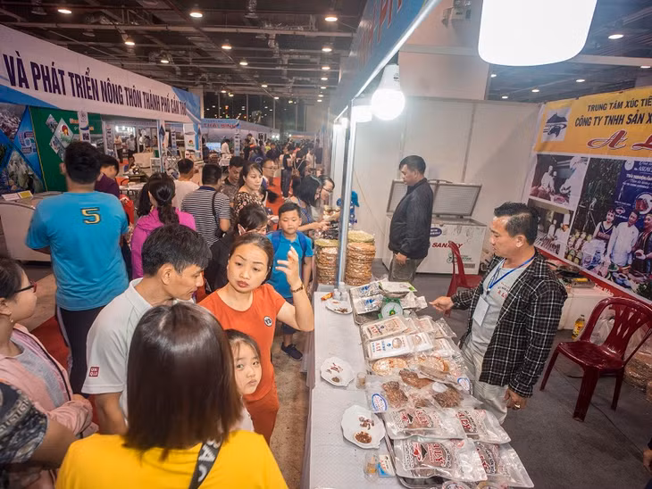 The fair attracts lots of locals and tourists.