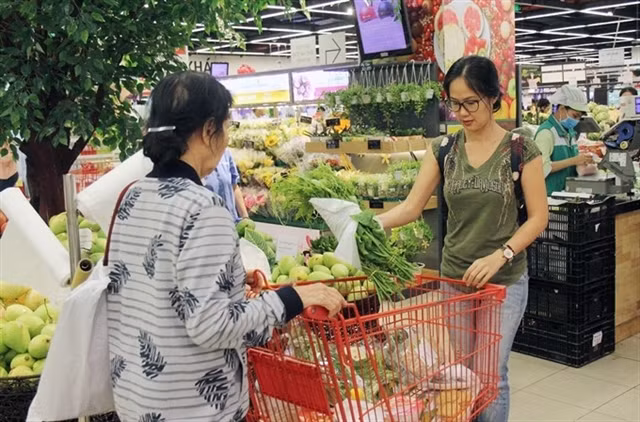 Consumers shop at a supermarket in HCM City. IMF forecast inflation to pick up slightly in 2019 due to price increases. — VNA/VNS Photo