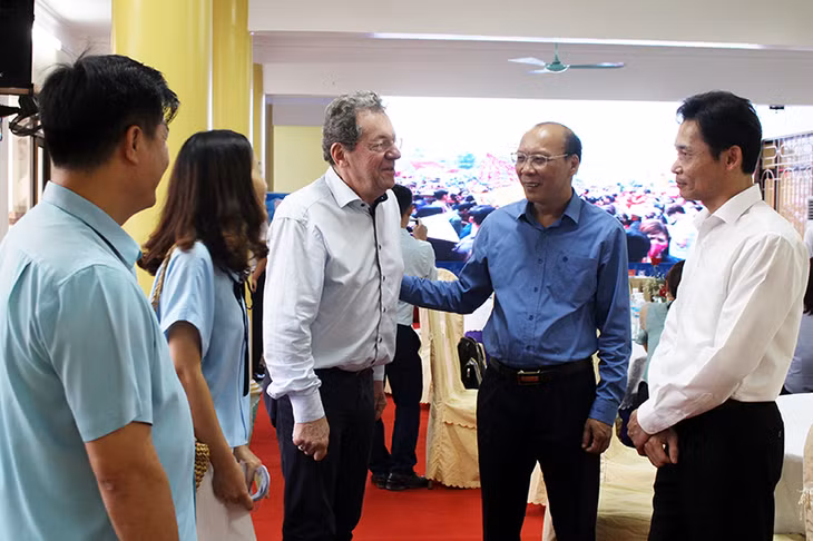 Quang Yen’s leaders then strongly confirmed that Quang Yen Town always accompanies the investors and enterprises