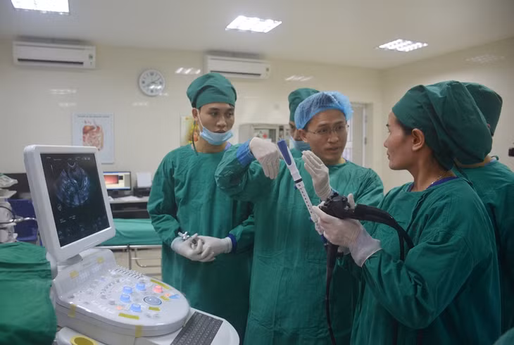Bai Chay Hospital’s Cancer Center also regularly organizes professional exchanges and receives technical transfer from international experts in multidisciplinary cancer examination and treatment such as surgery, chemicals radiation therapy, nuclear medicine and palliative treatment.
