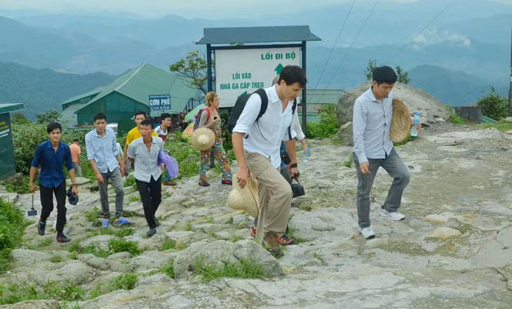 Individuals who are honored with the title of Excellent Citizens must have family register in Uong Bi city or are living, working and learning in the city. 