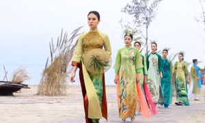 Ao Dai Festival excites crowds in Cam Pha city