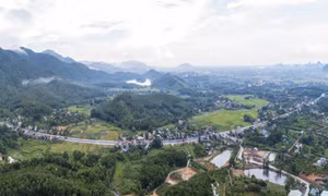 The overview of the road connecting Highway 18 to Yen Tu Relic