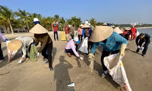 Quang Ninh steps up environmental campaigns against sea plastic waste