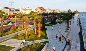 Exploring Ha Long city as the way locals do