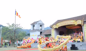 Yen Tu - An autumn journey to Buddha land