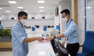 Accompanying enterprises to overcome difficulties