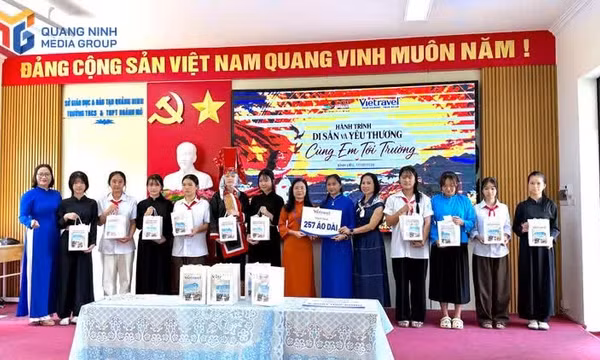 Combining tourism with charity activities in Hoanh Mo