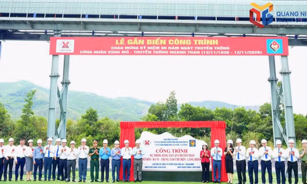 Plaque attached to Hon Gai coal selection conveyor project