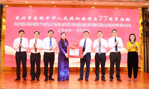 Mong Cai border communes and wards send congratulations to China localities on National Day