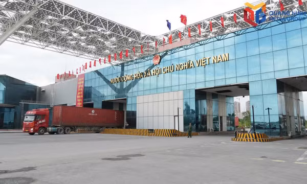 Bustling border trade on Quang Ninh City’s first day