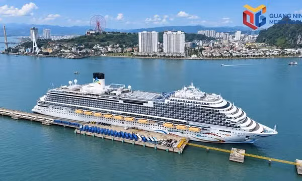 Quang Ninh welcomes nearly 4,500 international tourists aboard mega cruise ship