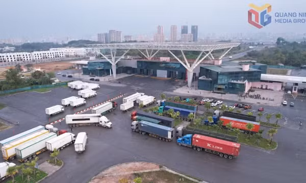 Bustling trade through Mong Cai International Border Gate