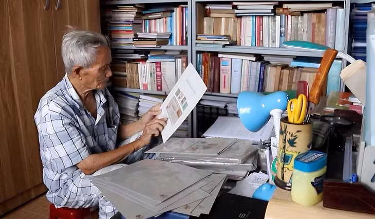 Mr. Nguyen Canh Loan and his stamp collection on the National Day