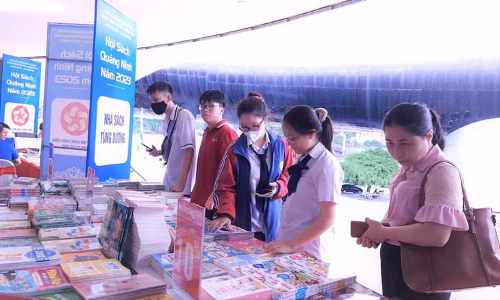 The fair has attracts lots of visitors, especially young students.