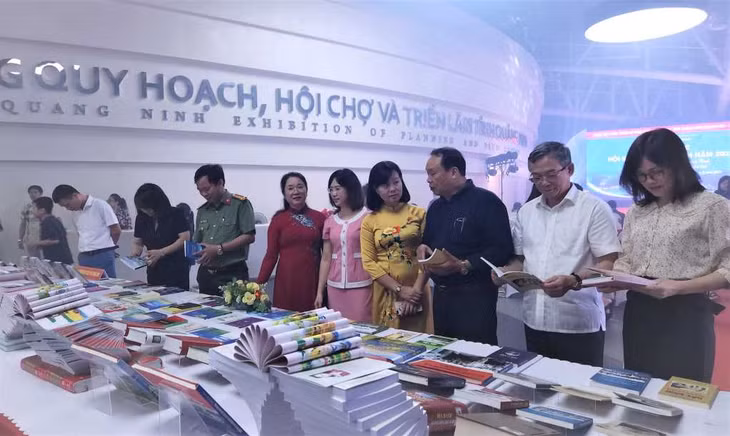 Delegates visit the fair.
