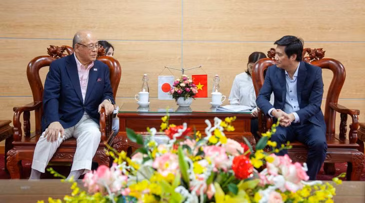 Chairman Nguyen Tuong Van had a warm meeting session with Mr. Tsutomu Take at Ha Long University on July 31.
