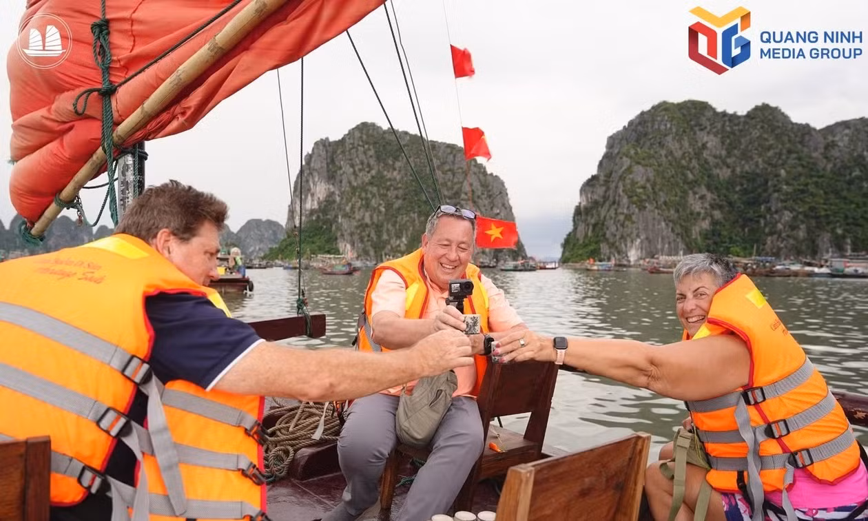 Foreign travelers enjoy an authentic culinary experience aboard a traditional wooden boat. 